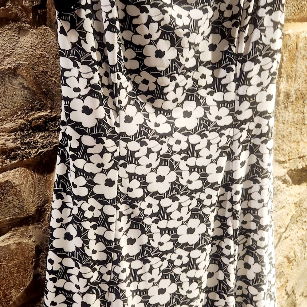Ladies Chaps Dress Size M White and Black Floral Sleeveless